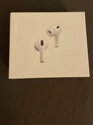 Apple AirPods Pro 3 trådlösa hörlurar - Säljer ett par Apple AirPods Pro 3, trådlösa in-ear hörlurar i vit färg. De har en stilren och kompakt design med silikonproppar för bra passform. Perfekta för musik, poddar och samtal. Levereras i originalförpackning.