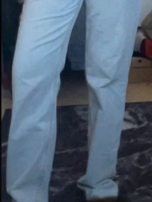 Ljusblå raka jeans från Gina - Säljer ett par ljusblå jeans från Guna med rak passform och klassisk femficksdesign. Jeansen har mid wait.Perfekta till en avslappnad och trendig look.