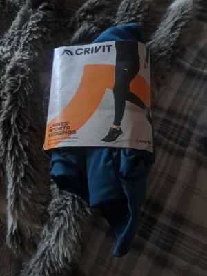 Blå sportleggings från Crivit - Säljer ett par blå sportleggings från Crivit i storlek L (44/46). De är tillverkade i ett stretchigt funktionsmaterial som passar perfekt för träning. Midjan är normalhög och passformen är tight för maximal rörelsefrihet.