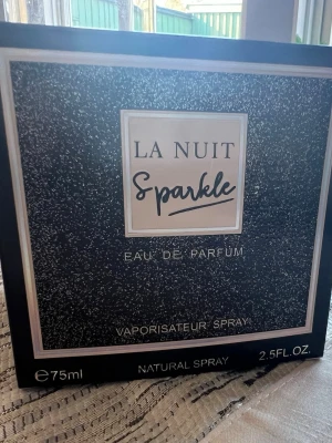 La Nuit Sparkle Eau de Parfum 75ml - La Nuit Sparkle Eau de Parfum i en lyxig, diamantformad glasflaska med en elegant doft. Förpackningen är öppnad bara för test, men tyvärr var det inte min typ av lukt (fick i present). Originalpris: 870kr