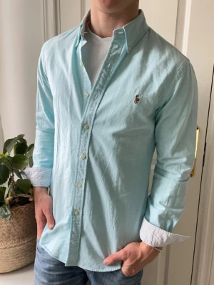 Ralph lauren skjorta  - Ralph lauren skjorta slim fit , Inga defekter! Modellen i bilderna är 180 cm 75 kg och bär Storlek M , Kom med frågor! 🌟 (Kan gå ned i pris vid köp av paket 😉) 