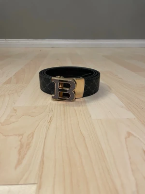 B bälte - 📐 110 cm ✨ Mycket bra skick 📸 Precis som på bilderna 📦 Skickas inom 24h 💬 Skriv gärna vid frågor 💎 helt ny