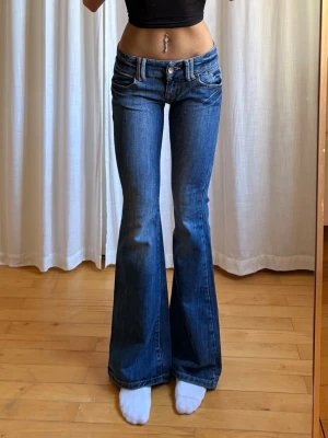 Lågmidjade jeans  - Midjemått: 34 Innerbenslängd: 79 Grenhöjd: 18 Lår: 22 Jag är 165cm⭐️