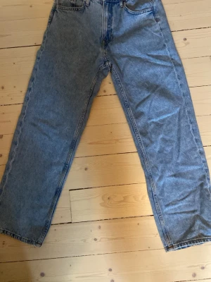 Jeans från H&M - Ett par blå jeans från HM som är lose fit. Funkar till en clean stil som vit T-shirt o vita skor. Inga synliga defekter!