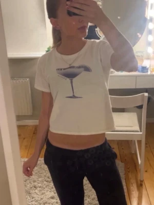 Jättesnygg T-shirt  - Säljer en jättesnygg t-shirt som skulle passa perfekt till sommaren i storlek xs men det är en liten sminkfläck men som inte syns på och förmodligen går bort i tvätten💕