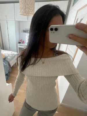 off shoulder tröja  - Super fin off shoulder tröja i beige/krämvit färg 💖 köptes för 449, säljer pga att den inte kommer till användning😊pris går att diskutera💕💕