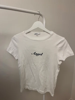 Subdued topp - Säljer denna söta babytee från Subdued då den inte kommit till användning, endast provad. Storlek M men ganska liten i storleken. Texten och vingarna har glitter på sig. Som ny💞bara att höra av sig vid funderingar