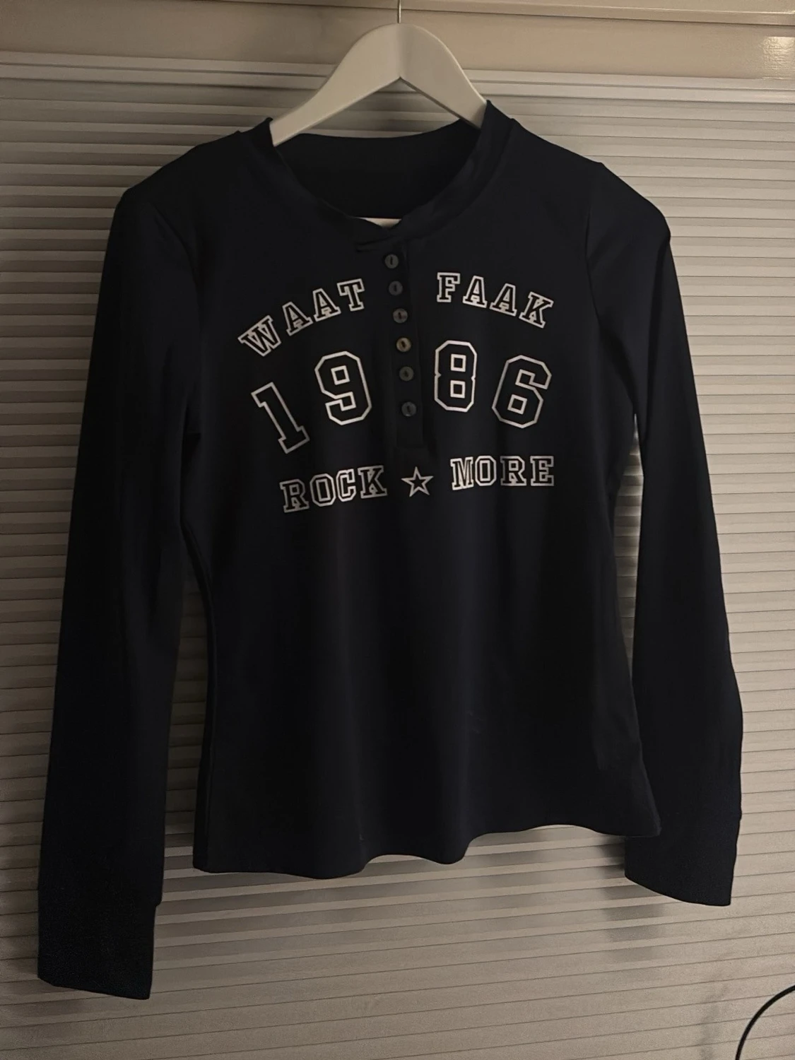 Svart långärmad topp med tryck - 2