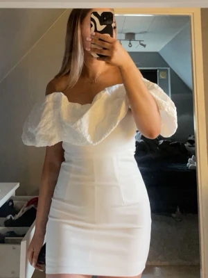 Studentklänning - Säljer min studentklänning som användes under kvällen endast. Super fin och sitter så snyggt på. Stl 34/xs men passar mig som är S. Perfekt till student eller sommar!