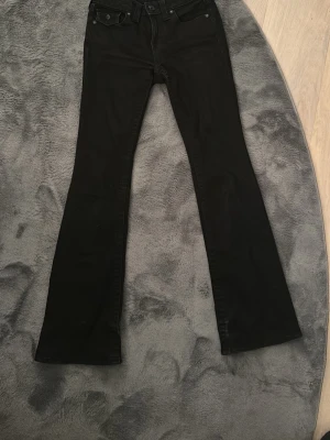 True religion jeans  - Tjenare folket nu har vi även till salu en sak för våra kvinnor här 💪💪💪 ett par feta jeans från true religion, dem är använda och inte helt nya som ni ser folket men jag tror våra kvinnor kommer vara väldigt nöjda om dem får såna i present 🔥🔥🔥de storlek 25 på dem. De bara skriva ifall du är intresserad (hon/han) OPS!! Mer saker snart inne i lager så maxa på folket och köp så vi kan får fler saker i lager