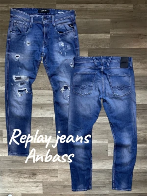 Replay jeans - Modell anbass Storlek 30/30 Riktigt snygga slitningar Vissa är fabriks och andra är lagade  Slim passform  Mått: Midja 38,5 cm Längd 91,5 cm  Benöppning 15cm Lår 24cm  Skriv om ni har några frågor  Faktas samma eller nästa dag 📦🚛