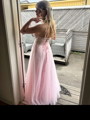 Rosa balklänning💗 - Säljer nu min balklänning jag hade till studenten. Så fin med mycket smådetaljer som gör det lilla extra. Klänningen är från Christian koehlert och nypris 6000kr men säljer nu för 3500kr, pris kan diskuteras.