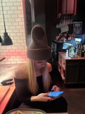 Brun stickad mössa i reflexgarn  - Brun stickad mössa med bred uppvikt kant liknande den populära ”Acne” modellen🤎 Mössan är gjord i bomull med integrerad reflextråd som gör dig synlig i mörker✨🤎