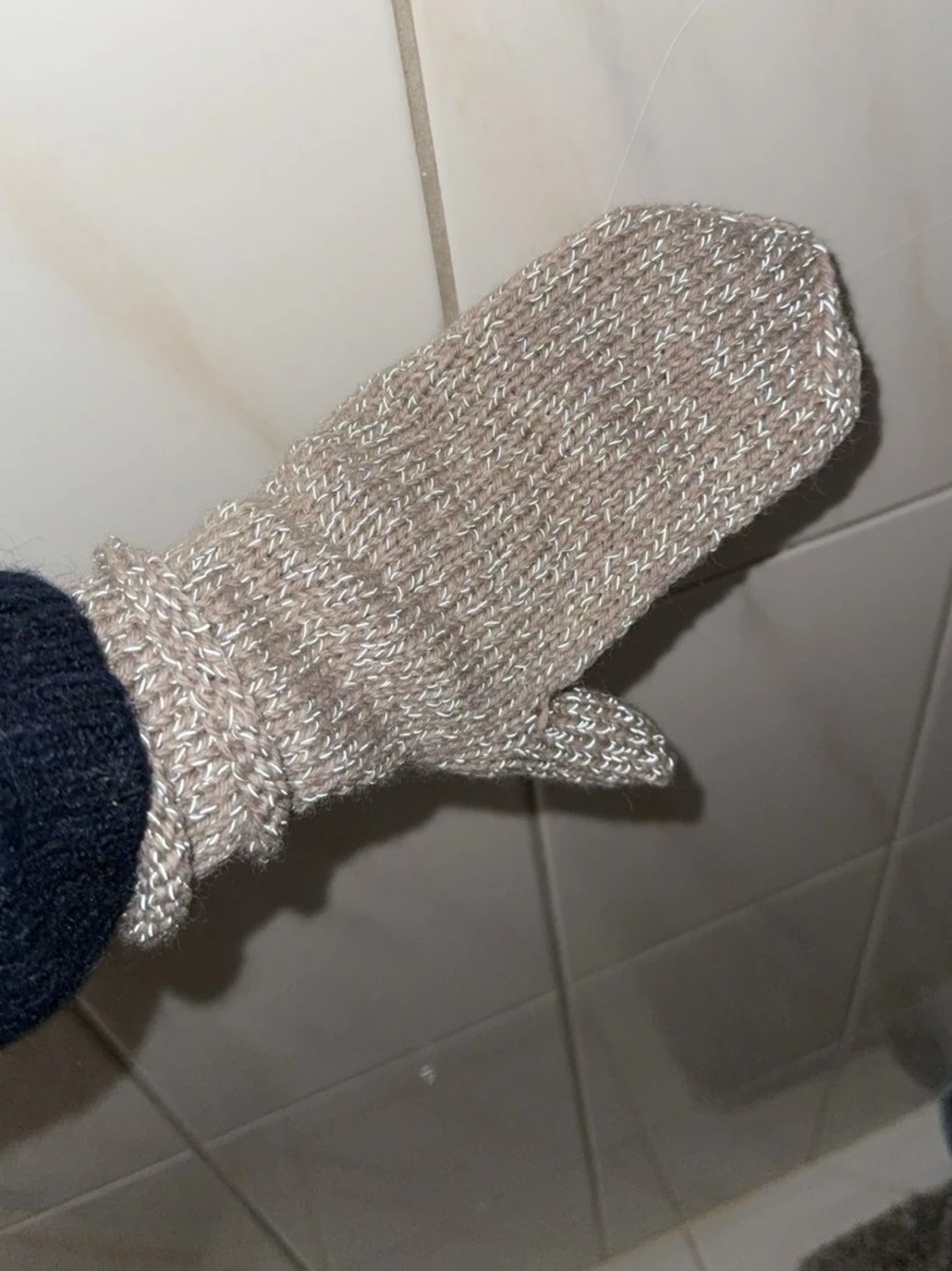 Beige stickade tumvantar i reflextråd - 1