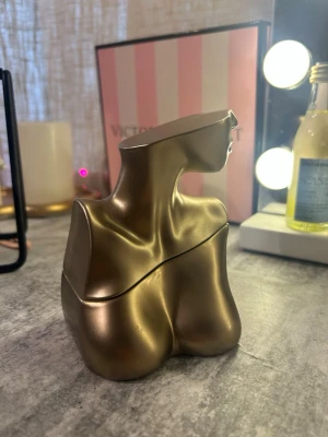 Billie Eilish parfym ca 80ml - Billie Eilish parfym flaskan är 100 ml men skulle tippa på att det är ca 80 ml kvar. Pris kan diskuteras 