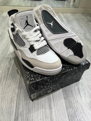 Jordans 4s skor - Jättebra skick utan defekter och fläckar. Priset är hugget i sten