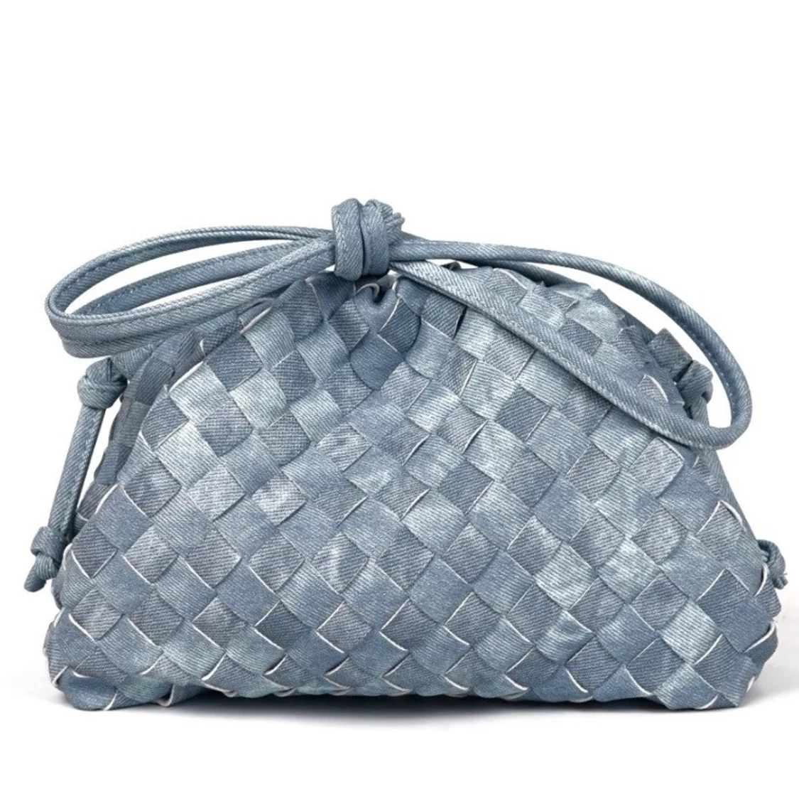 Blå flätad kuvertväska