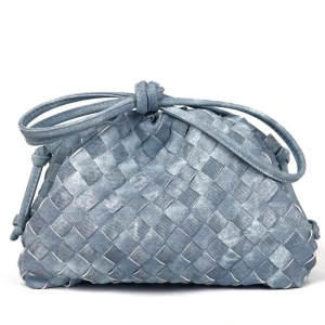 Blå flätad kuvertväska - Intressekoll. Snygg blå kuvertväska i flätad design med en dekorativ upptill. Väskan har en mjuk, rundad form och är tillverkad i ett glansigt material som ger en lyxig känsla. Perfekt för dig som vill ha en unik accessoar till din outfit.