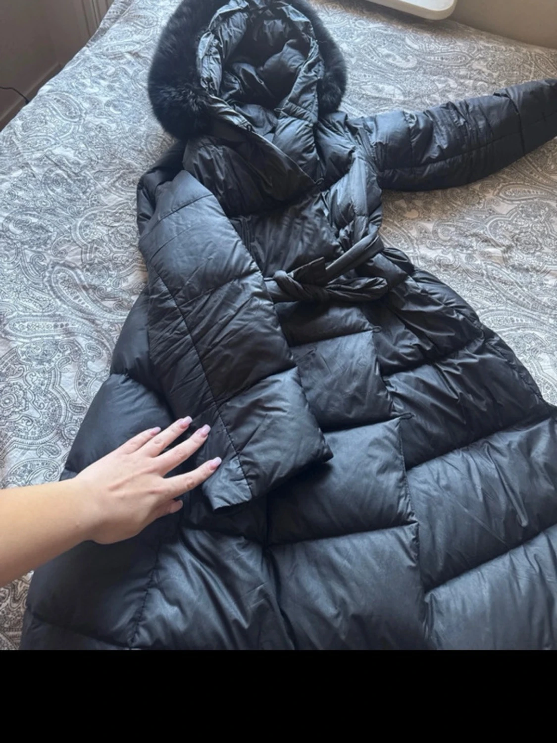 Lång svart dunjacka med päls  - 1