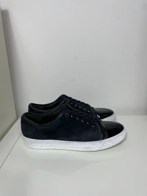 Mörkblå Lanvin Cap toe  - Säljer nu dessa Mörkblå Lanvin Cap toe i uk 10 som motsvarar 44 men passar 45 som är i fint skick och är tillfixade med whitnercream för att dem ska se extra fräscha ut, skriv för fler bilder/frågor🙌🏼