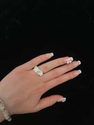 Silvrig ring  - Helt ny. Justerbar. Frakt 29kr. tryck på köp nu!! 🪽✨