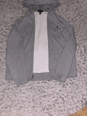 Grå hoodie från Polo Ralph Lauren - | Skick: 9/10 | Färg: grå | Vad inkluderas: Enbart hoodien | Nypris: 2300kr ( gamla modellen ) | 