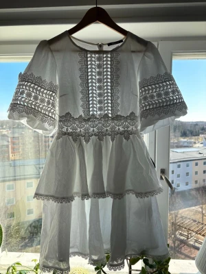 Studentklänning från Gina Tricot - Supersöt vit kortklänning från Gina Tricot💗 Den har en jätteliten fläck som knappt syns 