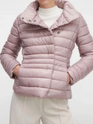 Herno liknade jacka - Snygg ljuslila pufferjacka med hög krage och quiltad design. Jackan har tryckknappar och dragkedja framtill samt breda kanaler för extra värme. Perfekt för kalla dagar och ger en trendig look.