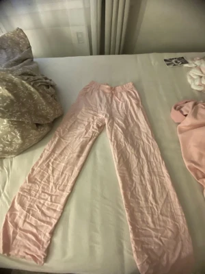 Ljusrosa linnebyxor 157 - Jätte snygga linnebyxor från lager, skrynkliga på bild då de legat i garderoben länge💕