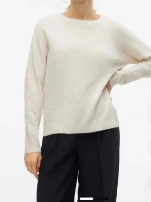 Krämvit stickad tröja från Mango - Hör av er för fler bilder elelr prisförslag!❤️En enkel och stilren krämvit stickad tröja från Vera och Moda. Tröjan har rund halsringning, långa ärmar och en mjuk, lite fluffig struktur. Perfekt för lager på lager och passar till det mesta i garderoben.