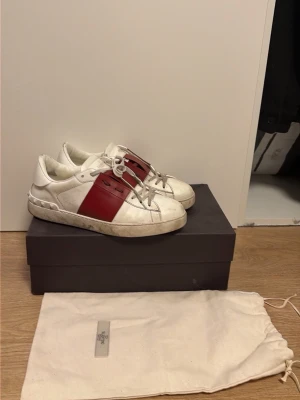 Valentino Garavani skor  - Snygga vita sneakers från Valentino Garavani kvitto finns, bara att skriva vid minsta fundering 