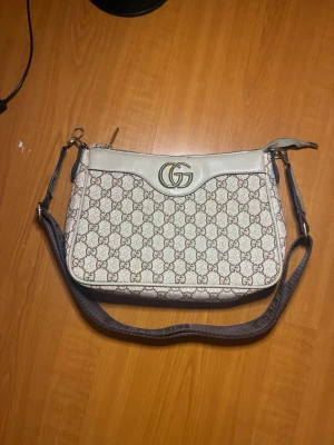 Beige axelväska GGmärke - Priset kan diskuteras vid snabb affär