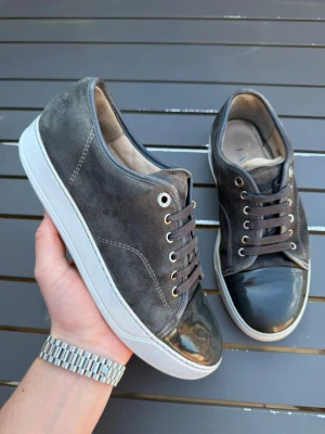 Lanvin - Säljer dessa sjukt feta lanvins! Size uk5 som motsvarar 40! Skick 7,5/10 inga stora skador eller defekter utan bara allmänt slitage! Nypris 5000kr mitt pris endast 1799! Hör av dig vid minsta fundering! 🤩