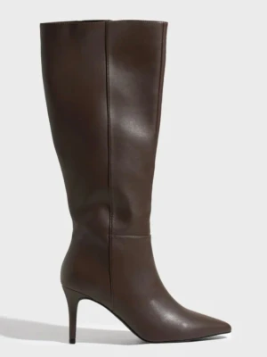 Söker Nelly boots - Söker dessa boots från Nelly. De heter "Self Love Under Knee Boot" och de ska vara i den bruna färgen. Pris kan diskuteras men inte mer än 700 om inte nya utan märken. Storlek 40.