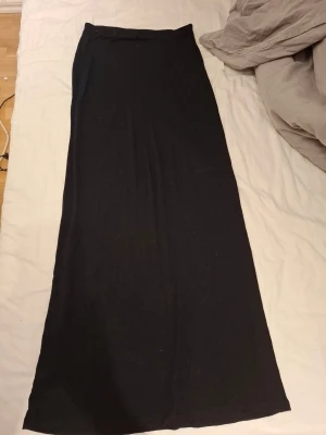 Svart långkjol från Nelly - En  svart långkjol från Nelly 