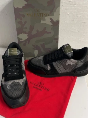 Skor 👟  - Valentino rockrunner skor 👟 storlek 43
