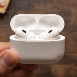 AirPods Pro  - Selling my AirPods Pro (2nd Generation) in excellent condition. They deliver amazing sound quality with Active Noise Cancellation, Transparency Mode, and a MagSafe Charging Case for long battery life and easy charging. The fit is super comfortable, and they connect instantly with any Apple device. 100% authentic and working perfectly — ready for a new owner. Message me if you’re interested! ( de är fake )