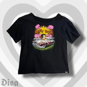 betty boop T-shirt - jättesöt T-shirt med Betty Boop-tryck, samma både fram och bak. köpt secondhand men knappt använd efter. står ingen storlek men skulle säga M/S ungefär.