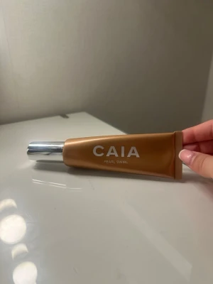 Caia liquid highlighter  - Caia highlighter pearl swirl, nästan full, använt några få gånger.