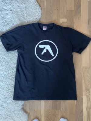 Supreme x Aphex Twin T-Shirt - Supreme Aphex Twin Ambient Works tee, t-shirten är skapad i samarbete med den brittiska elektroniska musikern Aphex Twin. Från SS25 och är klart autentisk. Väldigt exklusiv, storlek M. Har tecken på användning.