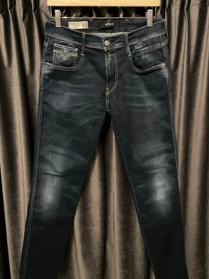 Replay anbass hyperflex  - Replay anbass hyperflex - skick 9/10, mycket fint skick! - storlek 30/32 - sjukt feta och sköna jeans, väldigt snygg wash! - hör av er för mått eller andra frågor🙌