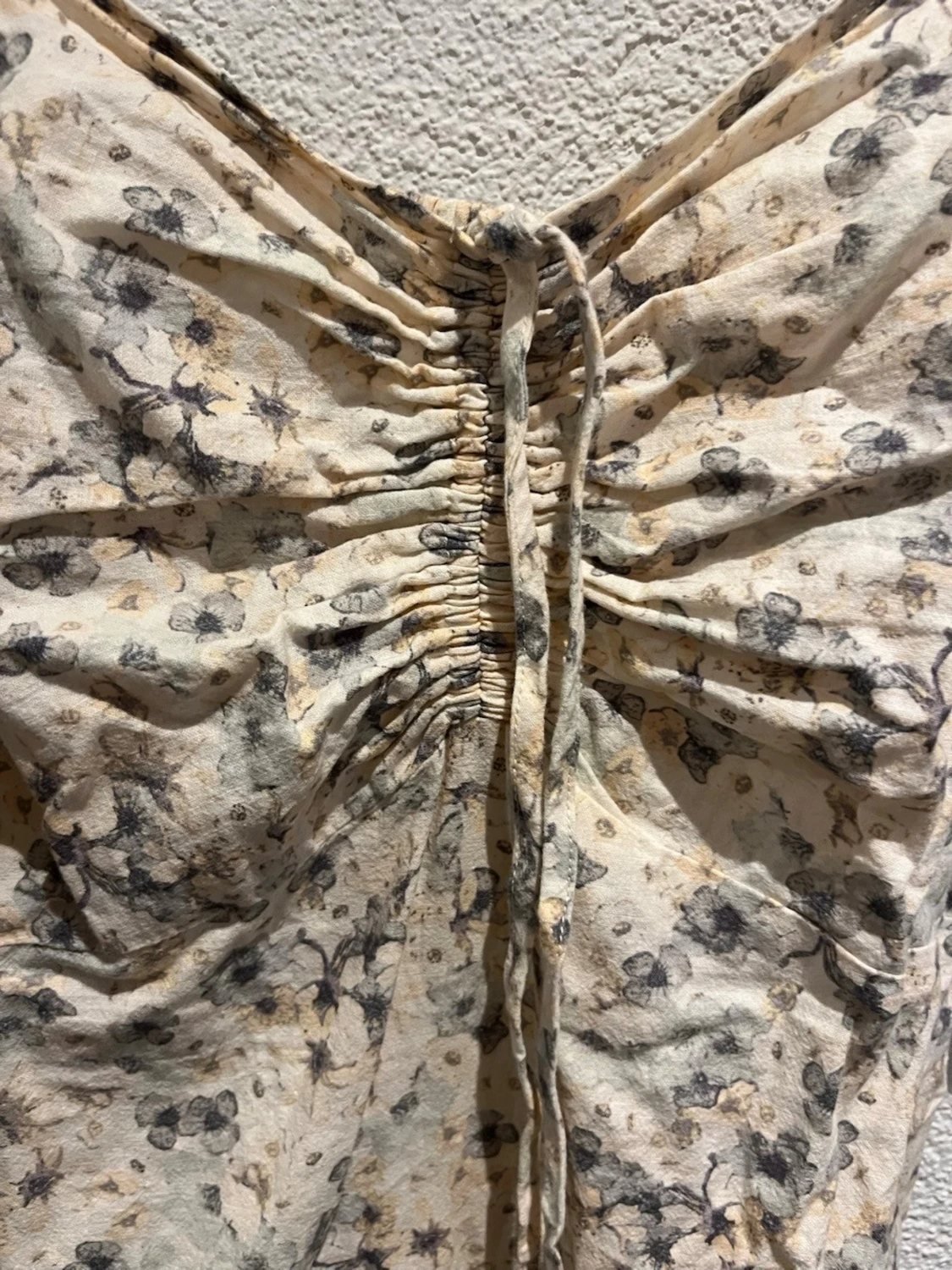 Blommig kortklänning med puffärm - 1