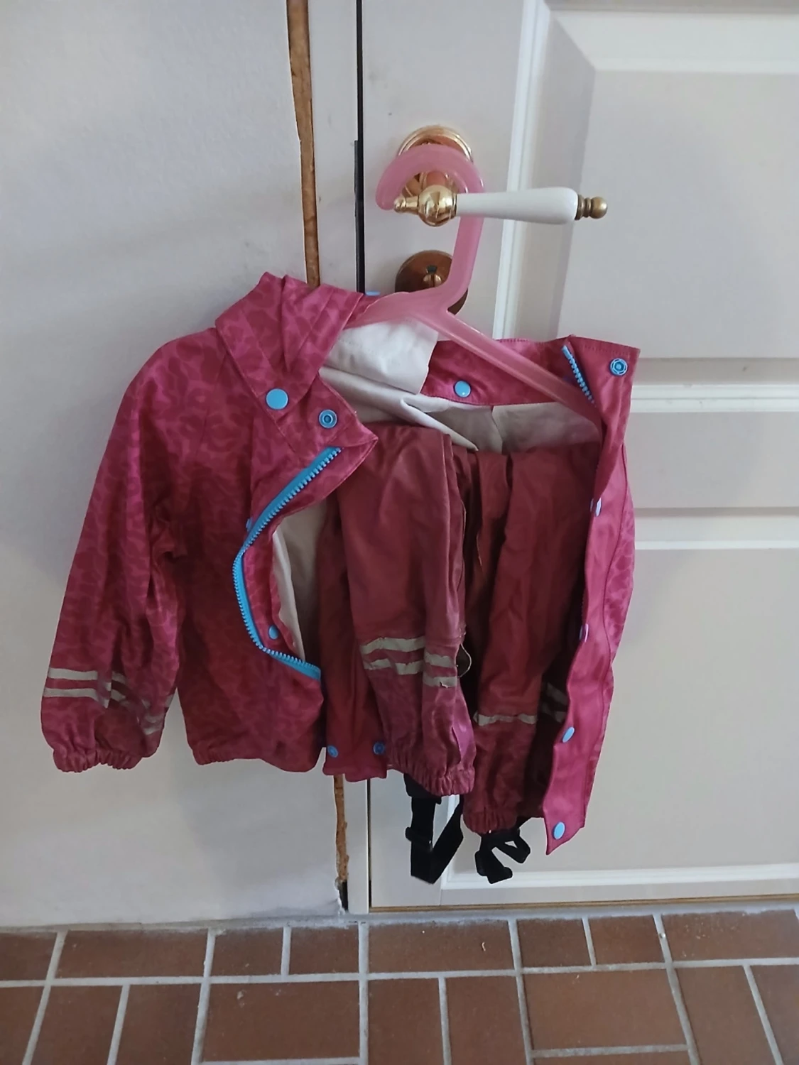 Rosa regnjacka med reflexdetaljer