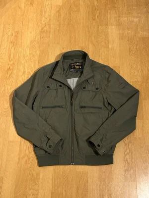 Woolrich jacka  - Hej! Säljer nu denna riktigt snygga jackan från woolrich. Den är storlek small och sitter helt okej på mig som är 165 cm. Hör gärna av er vid frågor🤝