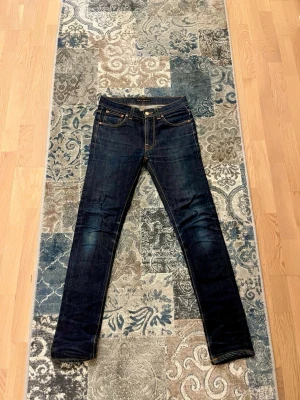 Nudie jeans - Här har vi ett par skit snygga nudie jeans, storlek 28/32. De har aldrig varit använda så skicket är 10/10 ✅. Modell: Lean Dean. Nypris = 1800kr Mitt pris: 499kr. Skickar inom 24 h ⏰ Om du undrar något är det bara att höra av sig! Priset är inte hugget i sten😁