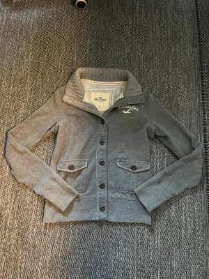 Hollister tröja, storlek S/XS - Säljer en riktigt schysst hollister tröja i storleken S/XS. Bara att höra av er vid frågor👍