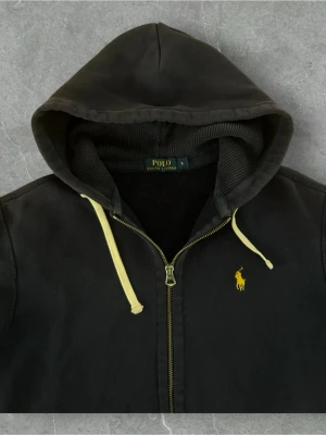 Ralph Lauren Zip Hoodie Blå - 📍Storlek:S  💪🏽Skick:Mycket bra  📐Mått:Längd:62cm:Bred:44:cm:  📎Material:84%Bomull:16%Polyester  📦Skickar alltid inom 24h  💸Köp fler plagg för att få billigare pris  ✅Äkthetsgaranti