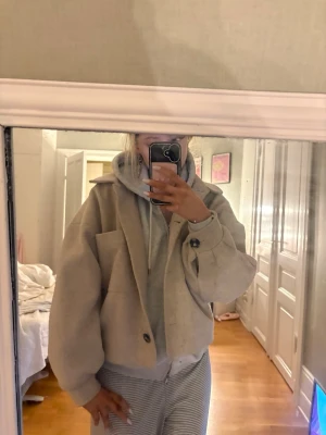 Biege kapp - Super fin biege kappa, tecken på användning och saknar en knapp, därav priset 🥰