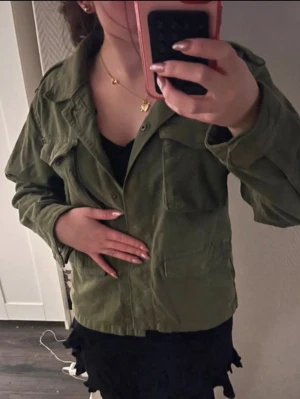 Olivgrön jeansjacka från Gina Tricot - Snygg olivgrön jeans jacka från Gina Tricot i kraftigt bomullstyg. Nästan oanvänd och i fint skick, pris kan diskuteras 🩷