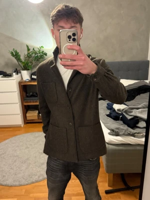 Mörkbrun ullkavaj med fickor - Super fet jacka från John Henric som tyvärr knappt kommer till någon användning, storlek S. Är 181cm väger 70kg 